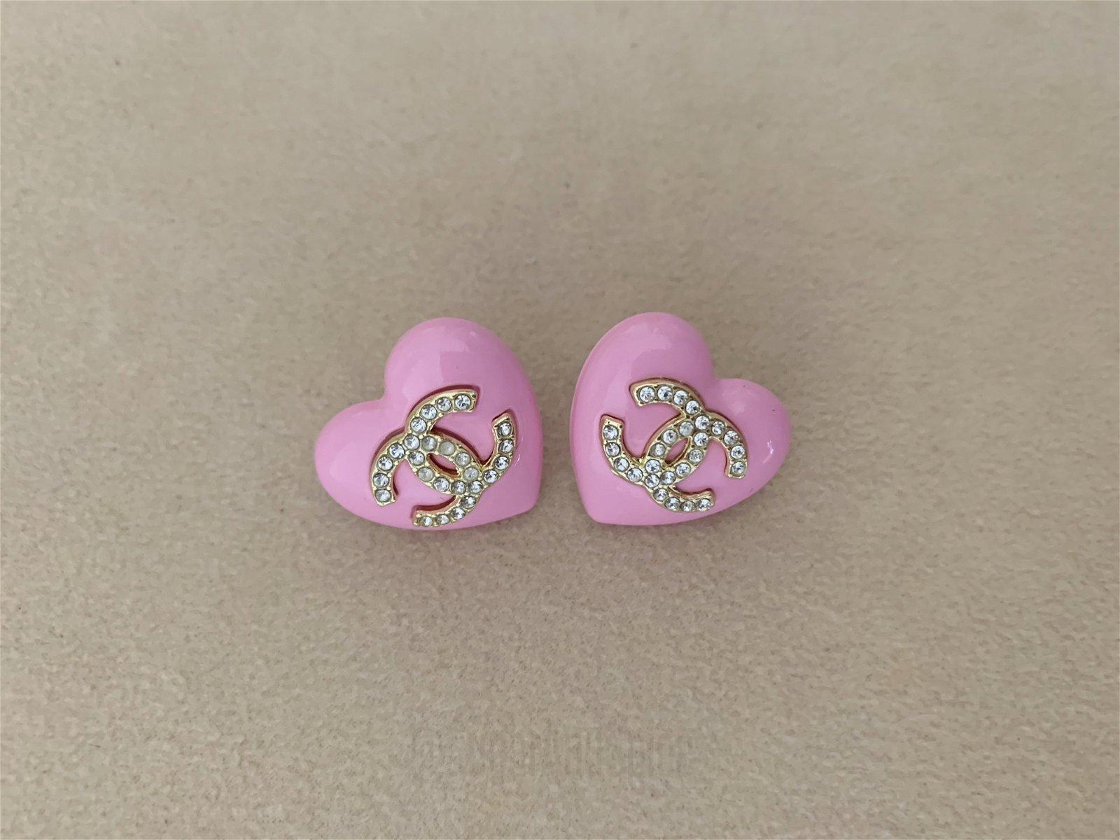 Roze hartjes oorbellen met letters strass ibiza coco goud - nr. 1