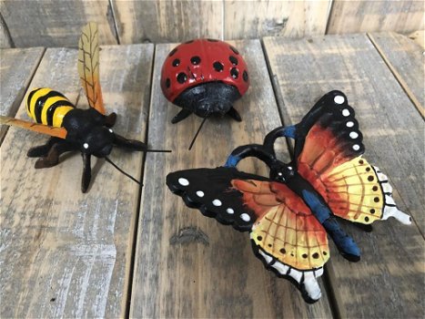 Gietijzeren beeldjes bij, vlinder , lieveheersbeestje , kado - 0