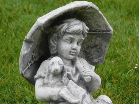 Beeld kind met hondje , vol steen , tuinbeeld - 2