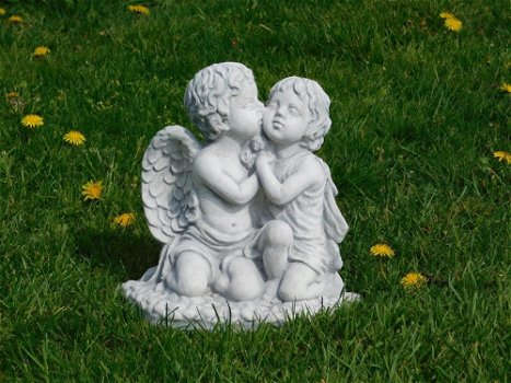 Beeld kussende Engelen , engel , tuinbeeld , kado - 0