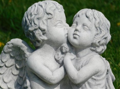 Beeld kussende Engelen , engel , tuinbeeld , kado - 1