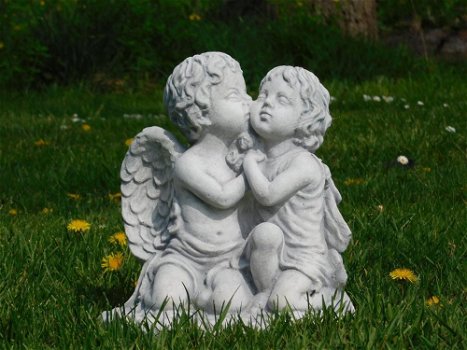 Beeld kussende Engelen , engel , tuinbeeld , kado - 2