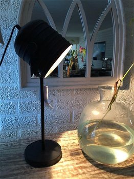 Industriële tafel-lamp op stand en verstelbare metalen kap. - 0