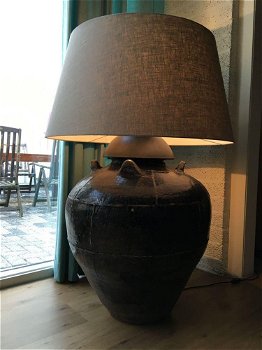 Forse vloerstaande lamp op oud indonesische rijstekruik - 1