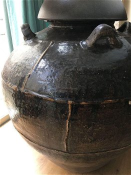 Forse vloerstaande lamp op oud indonesische rijstekruik - 2