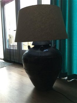 Forse vloerstaande lamp op oud indonesische rijstekruik - 3