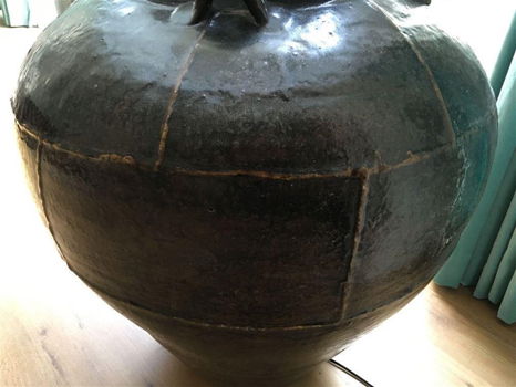 Forse vloerstaande lamp op oud indonesische rijstekruik - 4