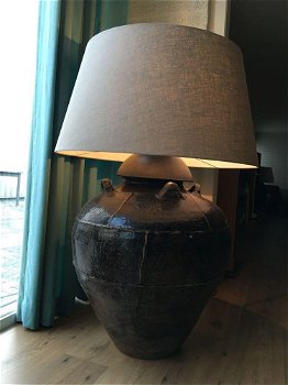 Forse vloerstaande lamp op oud indonesische rijstekruik - 5