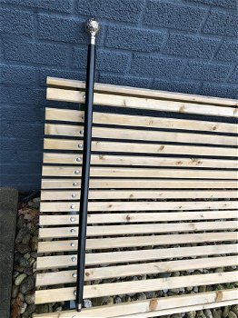 Wandelstok met nikkelen handknop en zwarte houten steel. - 5