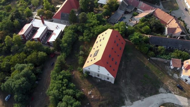 PATINENTE GEBOUWEN BUURT BIJ DE KERK IN PANNONHALMA, HONGARIJE! - 2