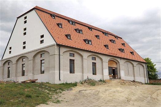 PATINENTE GEBOUWEN BUURT BIJ DE KERK IN PANNONHALMA, HONGARIJE! - 3