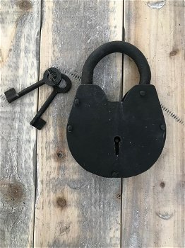 Antiek oogend hangslot voor tuinpoort of als meubelslot - 0