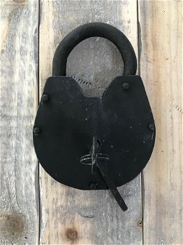 Antiek oogend hangslot voor tuinpoort of als meubelslot - 1