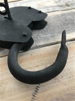 Antiek oogend hangslot voor tuinpoort of als meubelslot - 4