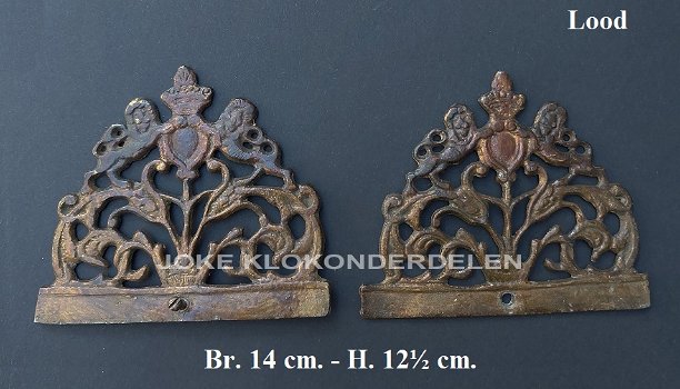 = 2 Zij ornamenten = Stoelklok = oud 47574 - 0