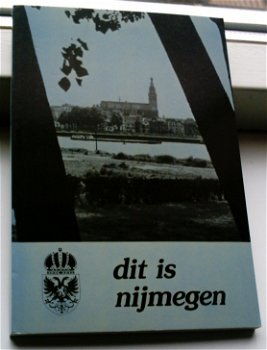 Dit is Nijmegen(ISBN 9025599834, J. Raeven, Bart Nijs). - 0