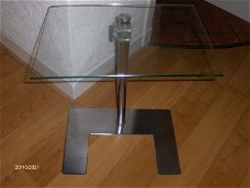 Design Tafel met Glazen blad en Metalen voet.