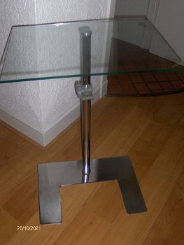 Design Tafel met Glazen blad en Metalen voet. - 1