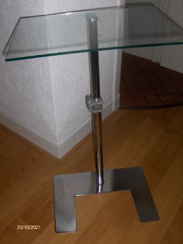 Design Tafel met Glazen blad en Metalen voet. - 2
