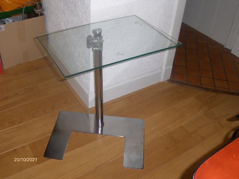 Design Tafel met Glazen blad en Metalen voet. - 3