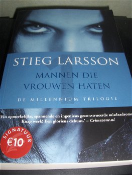 Stieg Larsson-Millennium Trilogie beataande uit drie delen met i totaal 1779 blz. - 0