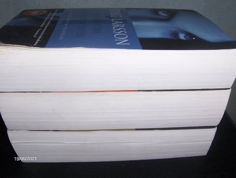 Stieg Larsson-Millennium Trilogie beataande uit drie delen met i totaal 1779 blz. - 6