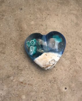 Diep in de zee handgemaakt hart van glas met kwal en murrini - 0