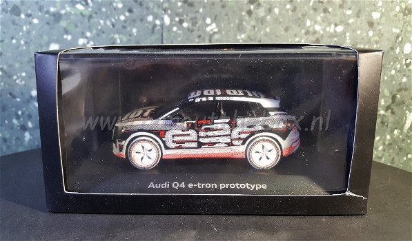 Audi Q4 e-tron prototype 1/43 dealer model - 3