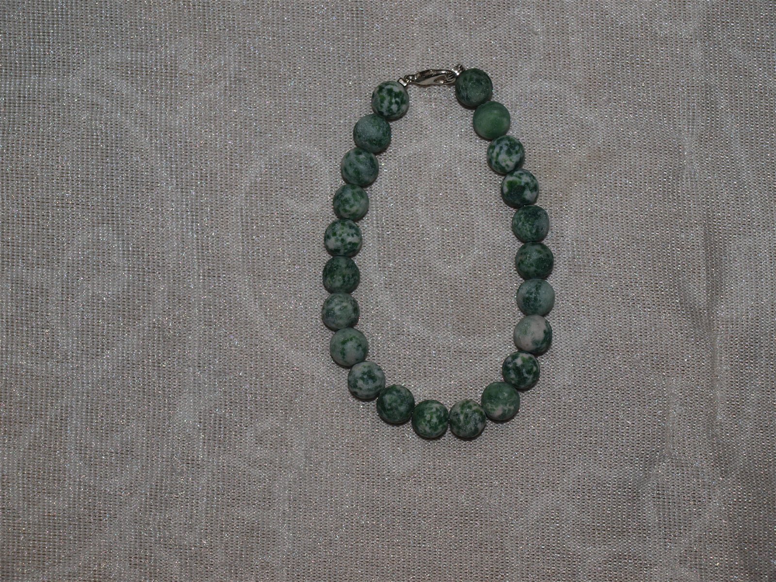 armband van spotted green jasper met zilverkleurig slotje 19,5 cm lang