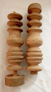 Säulenpaar für Balkonfreischwinger, gedrechselt ca. 30 Jahre alt, nach Original - 0