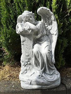wakende engel , grafbeeld , tuinbeeld 