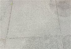 Grijze betonne tuintegels