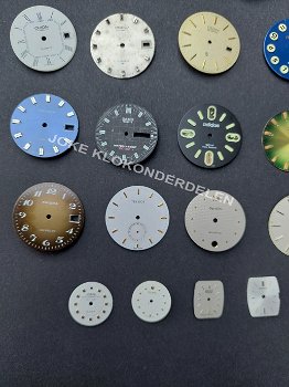 = 25 Horloge wijzerplaatjes = 47700 - 4