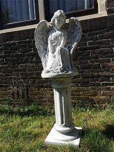 tuin sculptuur  , engel beeld voor in de tuin of graf 
