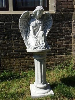 tuin sculptuur , engel beeld voor in de tuin of graf - 1