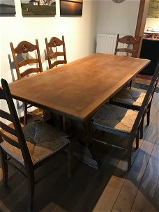 Eiken tafel met 6 stoelen 