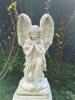 tuinbeeld , lief engelbeeld biddend - 4