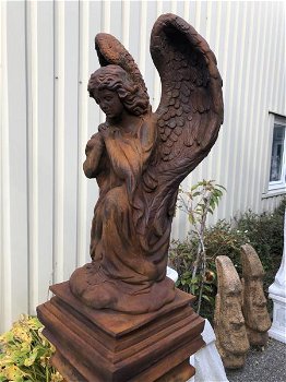 tuinbeeld van een engel op grote pilaar , sokkel - 2
