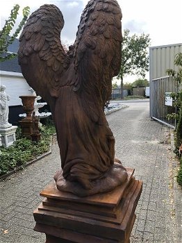 tuinbeeld van een engel op grote pilaar , sokkel - 7