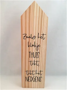 Decoratief tekstbord (hout/huis) met quote Zoals het klokje thuis tikt