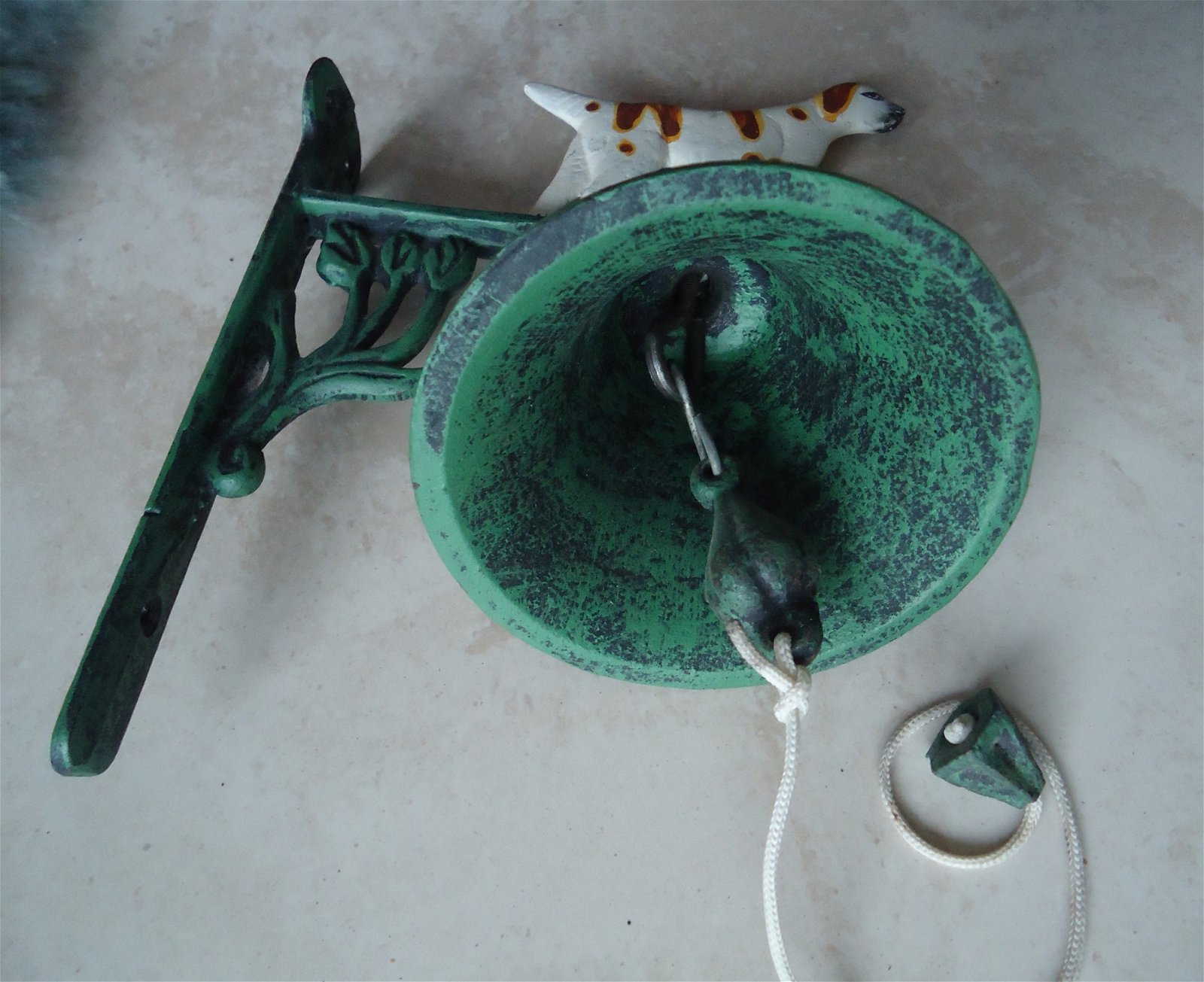 Te koop gietijzeren bel + houder met afbeelding van hond. - Afbeelding 2