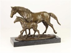 groot brons beeld op marmeren basis , paard