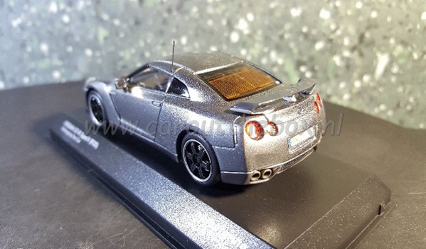 Nissan GT-R SpecV (R35) grijs 1:43 Kyosho - 2