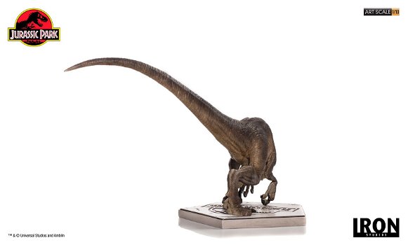 Iron Studios Jurassic Park crouching Velociraptor - 6