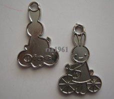 bedel/charm dieren: nijntje op fiets (plat) - 25 mm 