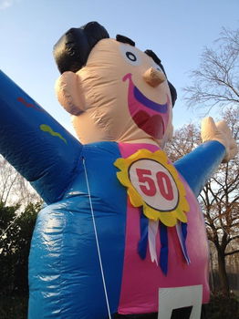 Abraham pop feestend 4,5 meter hoog te huur, landelijke bezorging mogelijk - 1