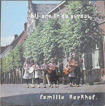 LP - Familie Kerkhof - Bij ons in de straot - 0
