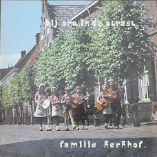 LP - Familie Kerkhof - Bij ons in de straot