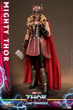 Hot Toys Thor Love And Thunder Mighty Thor Figure MMS663 - 2