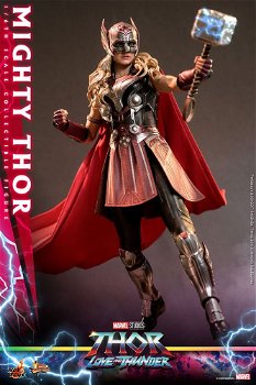 Hot Toys Thor Love And Thunder Mighty Thor Figure MMS663 - 3